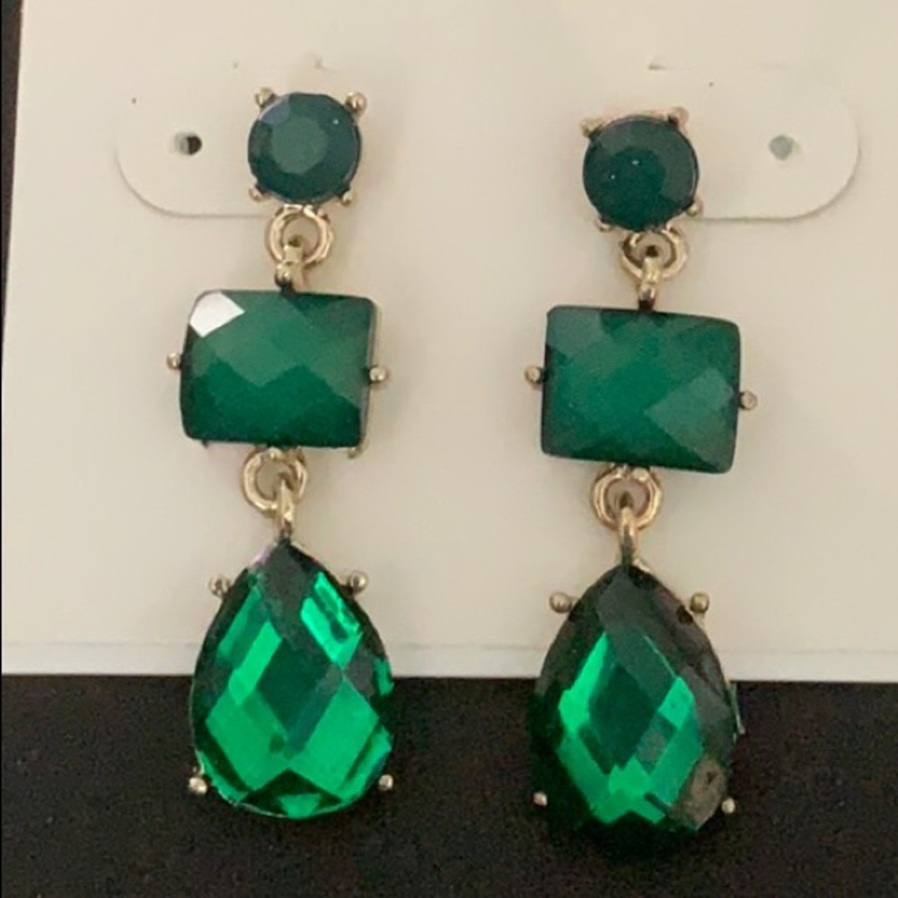 2/$20 NWT gold tone & emerald dangling earrings w/box